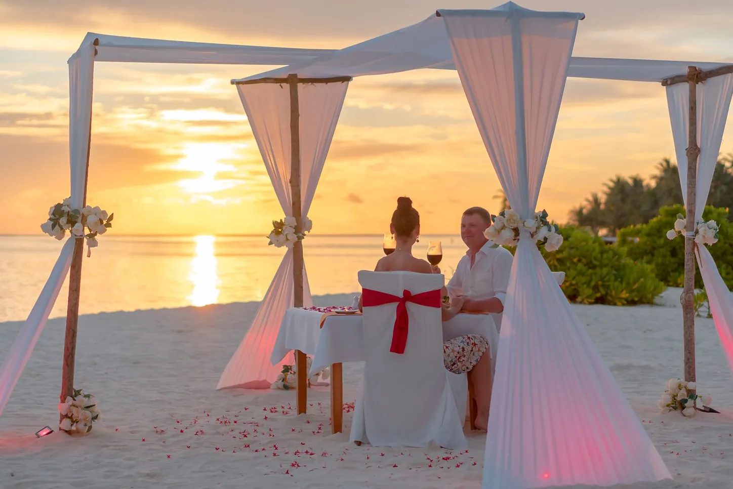 Dinner am Strand unter einem Baldachin