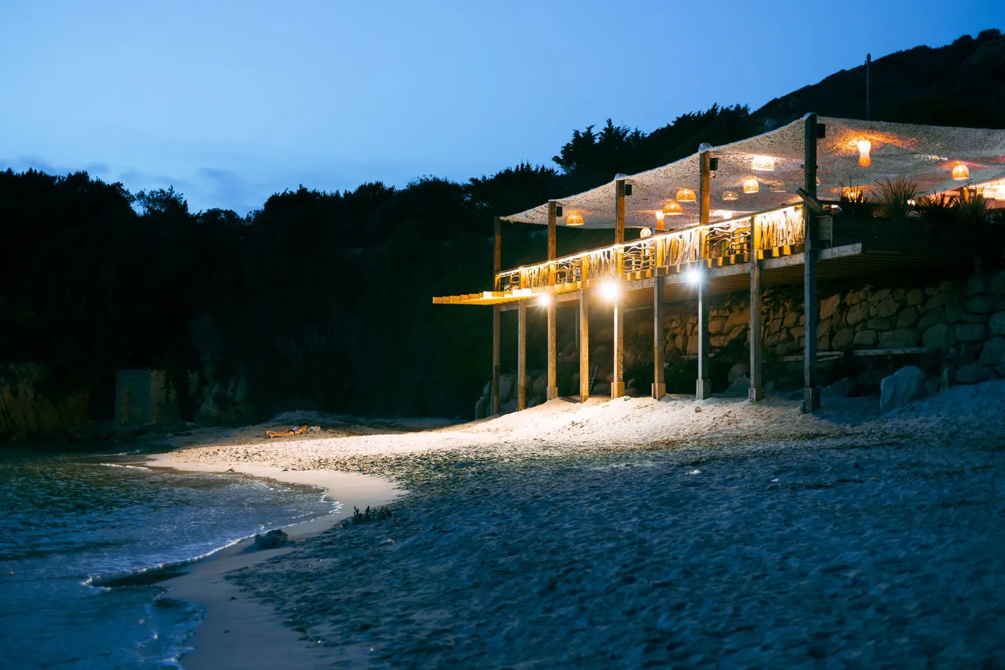 Strandpavillon in der Dämmerung