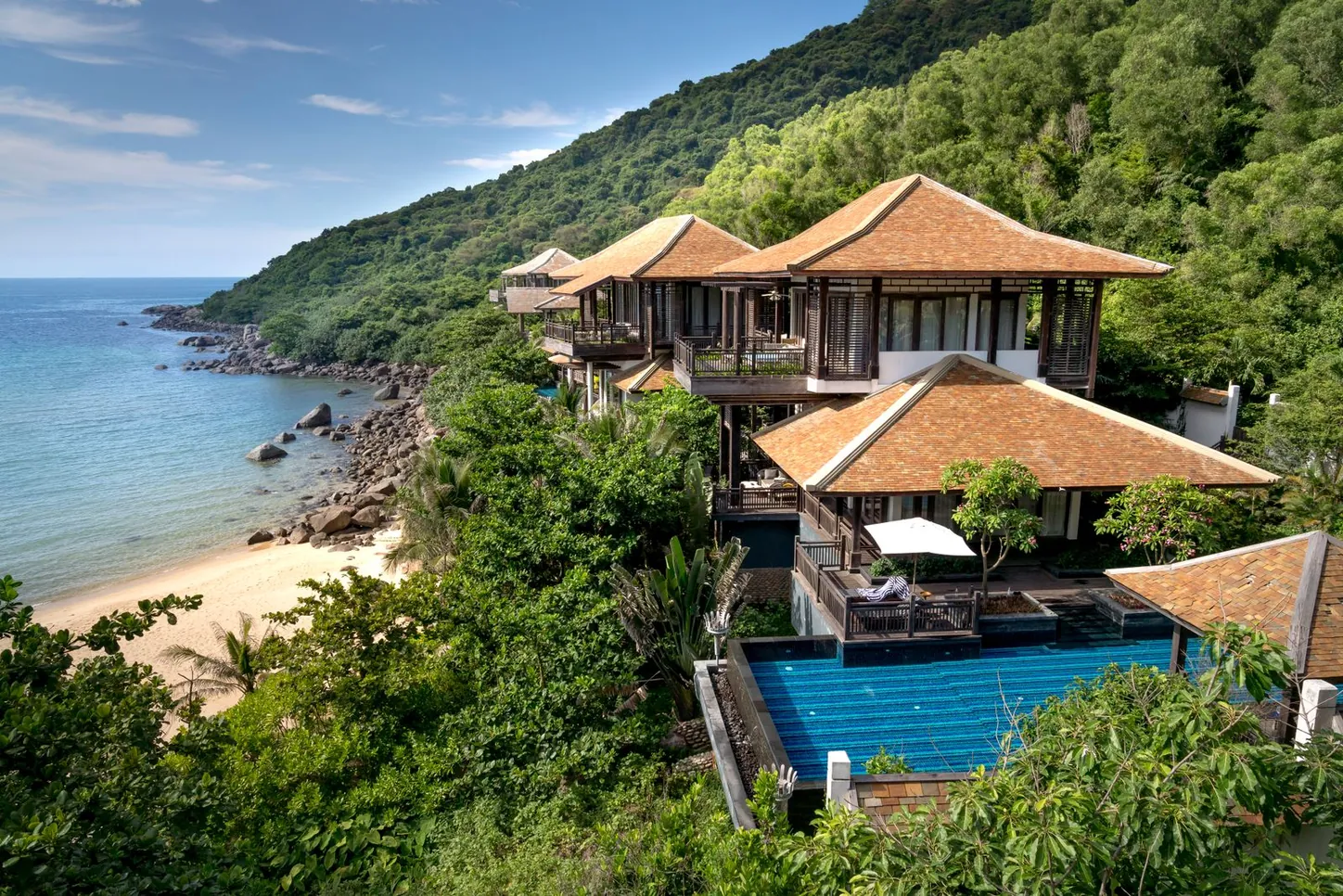 Villa am Hang mit Pool zwischen Bäumen