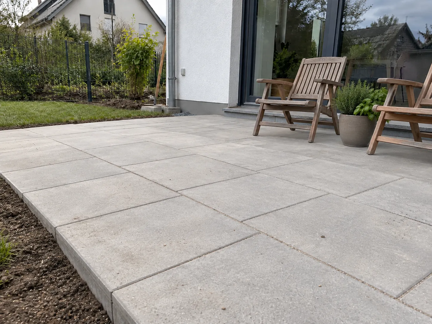 Neu angelegte Terrasse mit Holzstühlen