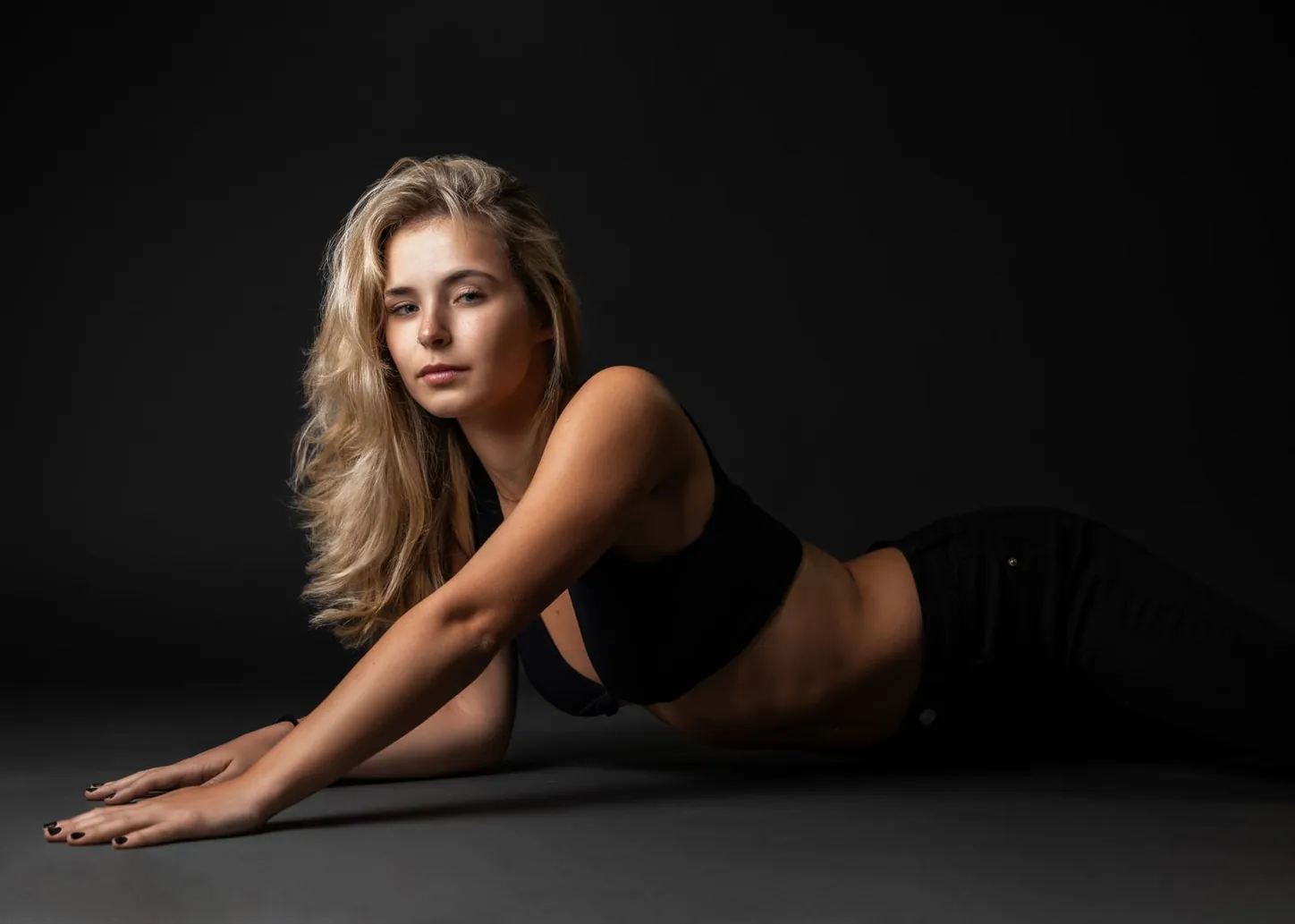 Model mit blondem Haar im Studio