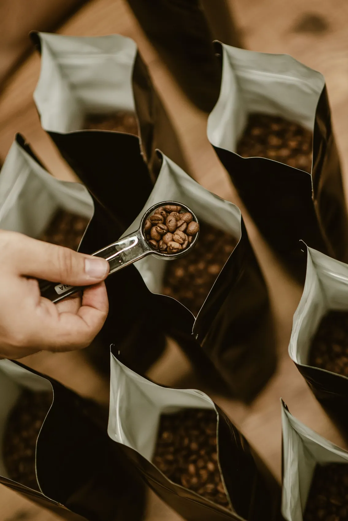 Löffel mit gerösteten Kaffeebohnen