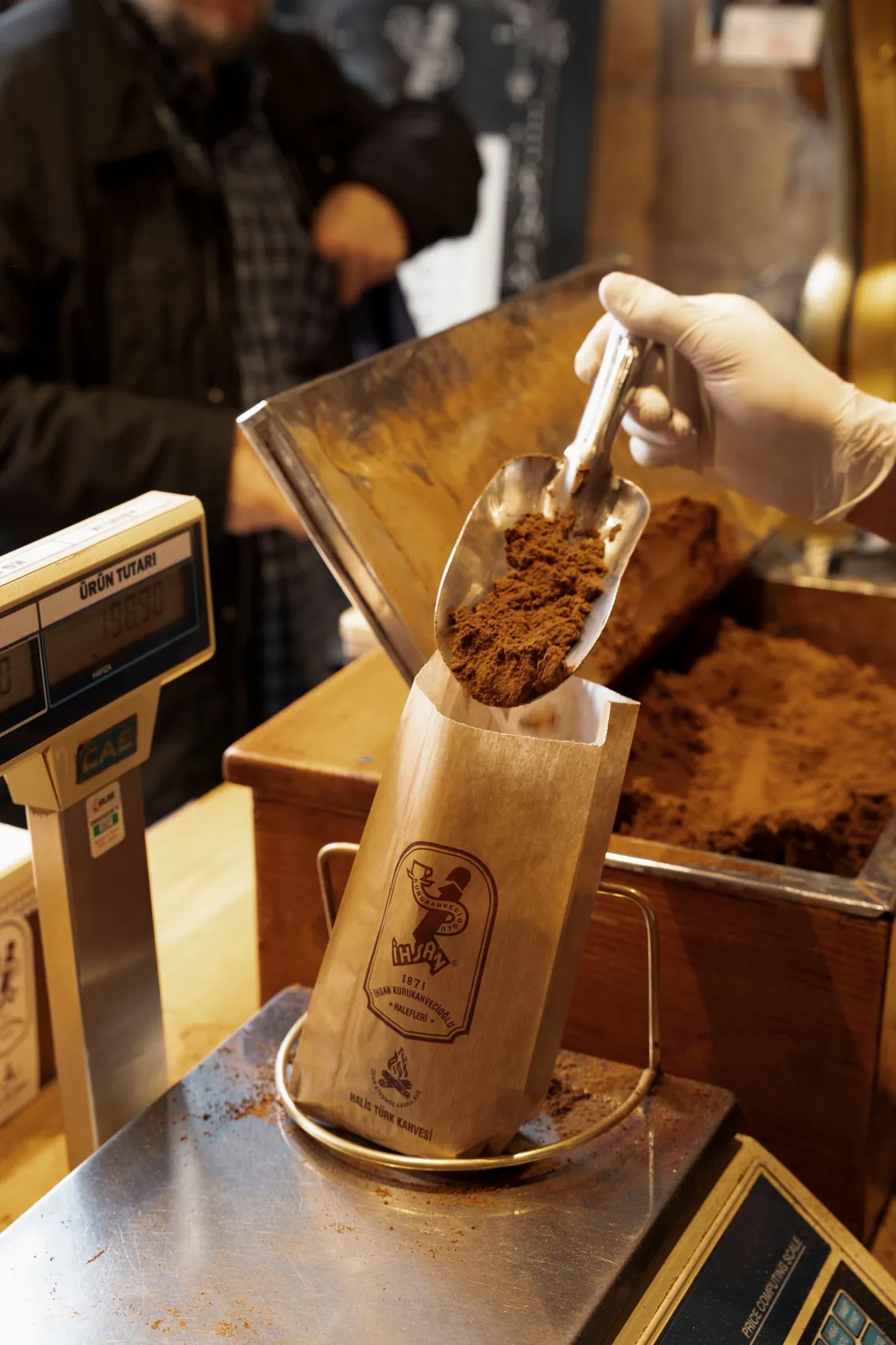 Kaffee wird in Tüten gefüllt